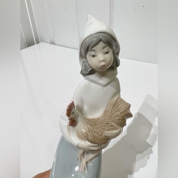Lladro Shepherdess with Rooster   Figurine -  Retired piece by Juan Huerta - Picture 8 of 13
